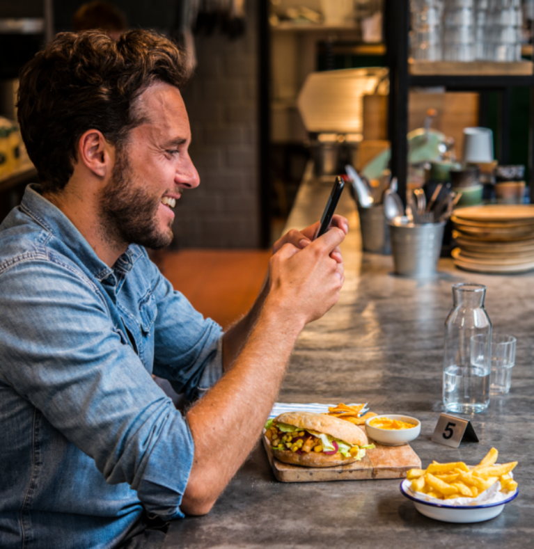 Vandemoortele Man eating burger and fries B399 73000065 401832 26030