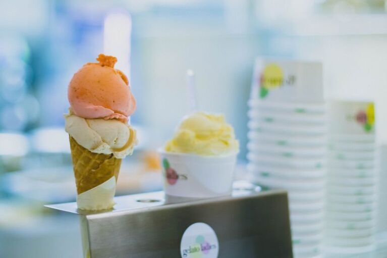 Ice cream on cone with gray metallic holder photo 684968 600x400